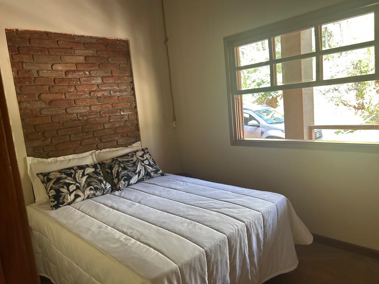 Quarto com parede de tijolinho