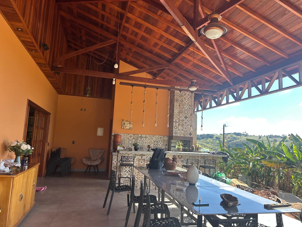 Varanda gourmet com vista para as montanhas